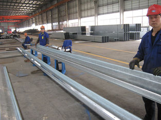 中国 苦境の屋根および側面のクラッディングのための共通使用された C および Z のセクションによって電流を通される鋼鉄母屋 サプライヤー